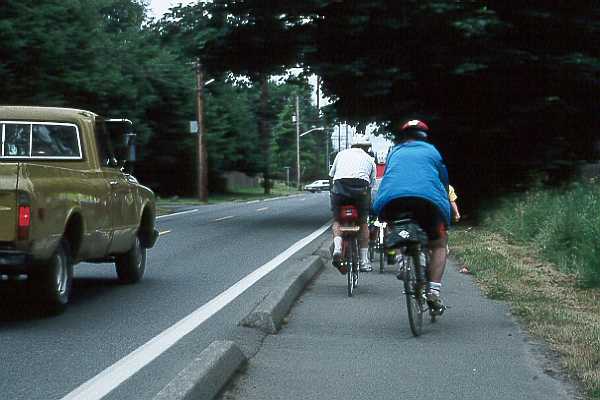 9107N10R16Barrier bike lane.jpg (29483 bytes)