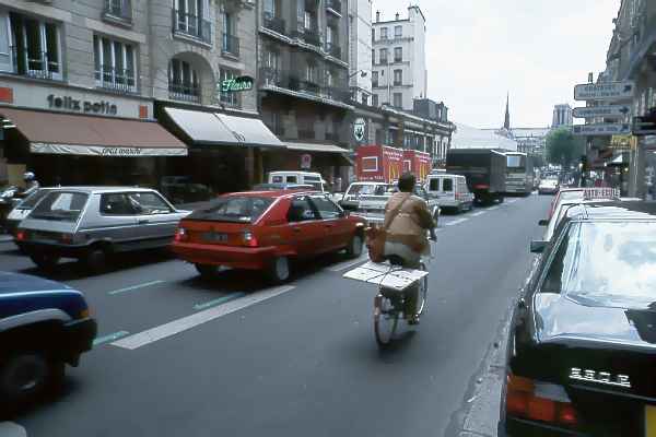 8907N04R32Paris Bike Lane1.jpg (24535 bytes)