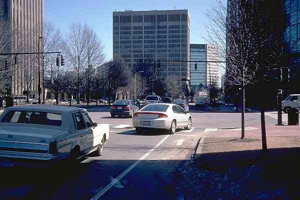 IMG0064Broadway bike lane.jpg (31642 bytes)